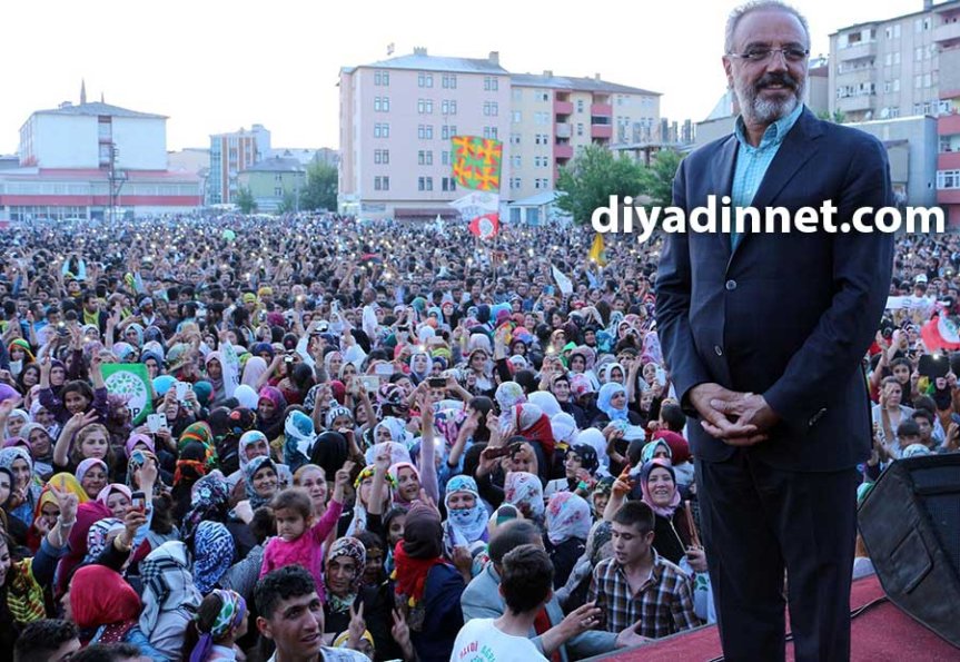 Sırrı Sakık Ağrı'da HDP seçim kutlamasında kalabalığın önünde yer aldı