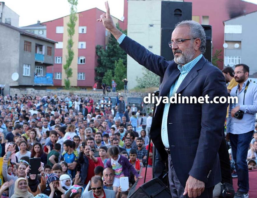 Sırrı Sakık Ağrı'da HDP seçim kutlamasında kalabalığı selamladı