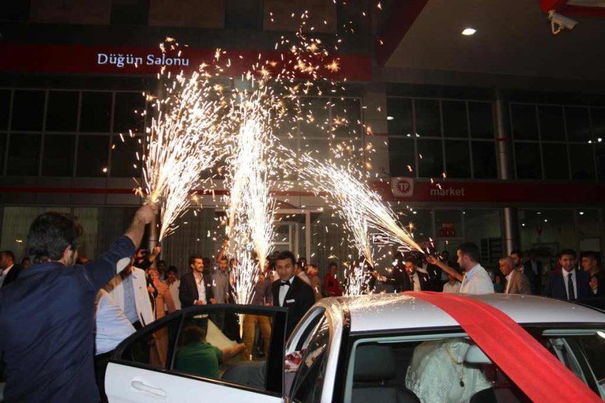 Star Düğün Salonu önünde meşalelerle yapılan gelin damat çıkışı