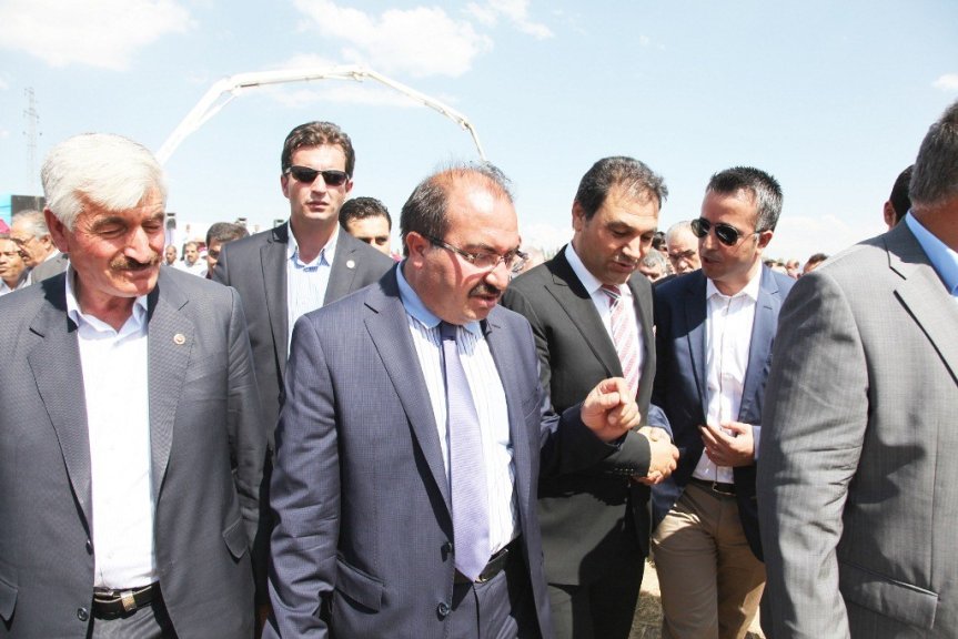 Taşlıçay Nurali Turan Adalet Meslek Yüksekokulu temel atma törenine katılan protokol üyeleri