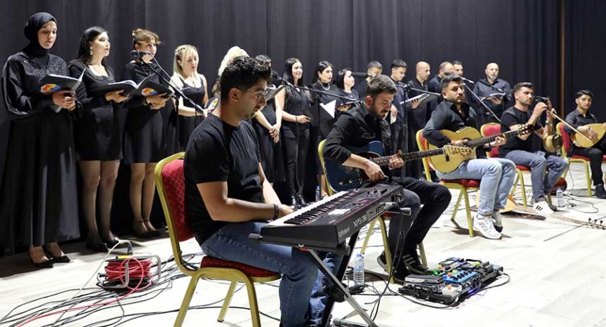 Türk Halk Müziği Korosu konserinde saz ve klavye eşliğinde sahne performansı