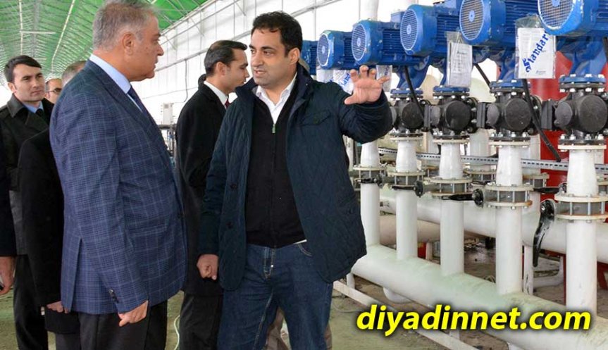 Modern seranın jeotermal ısıtma sistemi, tesis ziyaretinde yetkililere detaylı şekilde tanıtıldı.