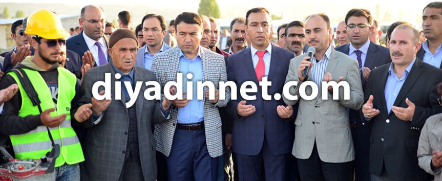Vali Musa Işın Diyadin okul temel atma programında dua ederken