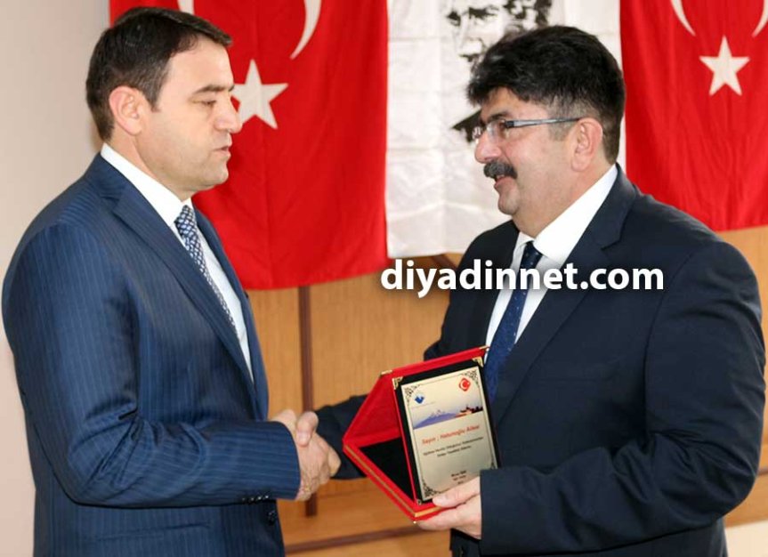 Yılmaz Hatunoğlu Anadolu Lisesi açılışında Hatunoğlu ailesi adına vali musa ışın Yalçın Hatunoğlu plaket takdim ediliyor