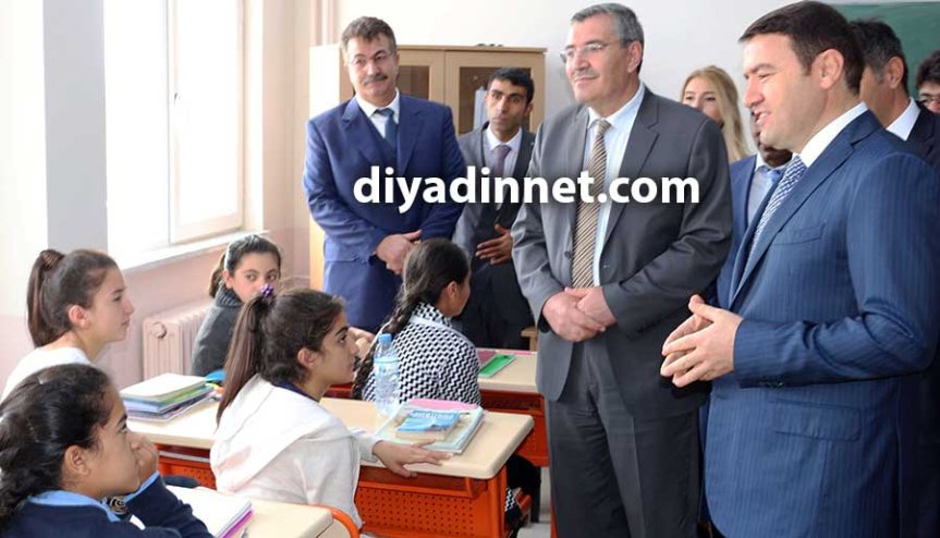 Yılmaz Hatunoğlu Anadolu Lisesi öğrencileri sınıfta protokol ziyaretini dinliyor