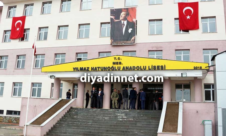 Ağrı'daki Yılmaz Hatunoğlu Anadolu Lisesi binası Türk bayraklarıyla görüntüleniyor