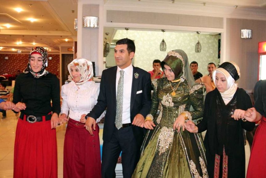Zeynep Karasungur ve Ercan Taşır'ın geleneksel kıyafetlerle düğün töreni