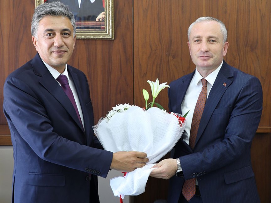Hasan Kökrek, Ağrı İl Milli Eğitim Müdürü olarak göreve başlayan Abdulhaluk Çakan'a çiçek takdim etti.
