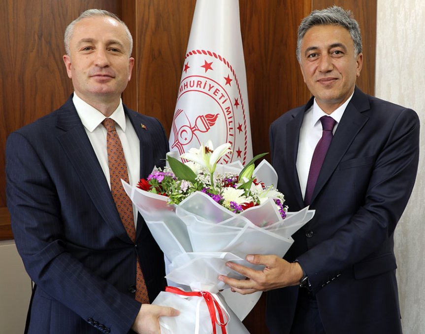 Abdulhaluk Çakan ile Hasan Kökrek, görev değişiminin ardından İl Milli Eğitim Müdürlüğünde hatıra fotoğrafı çektirdi.