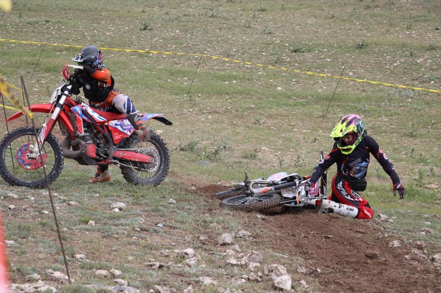 Ağrı'daki enduro yarışında sporcular zorlu arazi şartlarında mücadele etti.