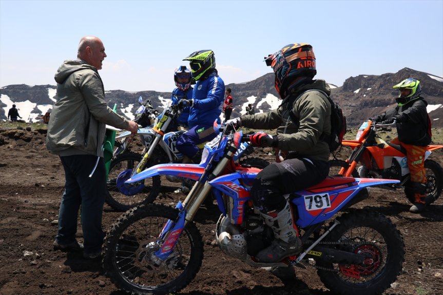 Enduro sporcuları Ağrı Dağı eteklerindeki yüksek rakımlı parkurda start aldı.