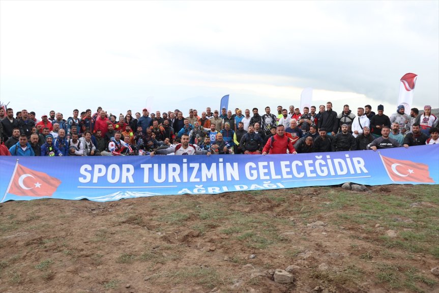 Ağrı Dağı'nda düzenlenen etkinlikte spor turizmine dikkat çeken pankart açıldı.