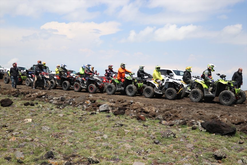 ATV sporcuları Ağrı'nın dağlık parkurunda sıra halinde ilerleyerek yarışa katıldı.