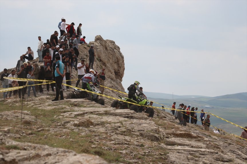 ATV sporcuları, Ağrı'daki kayalık tepede izleyicilerin önünde zorlu parkuru geçti.