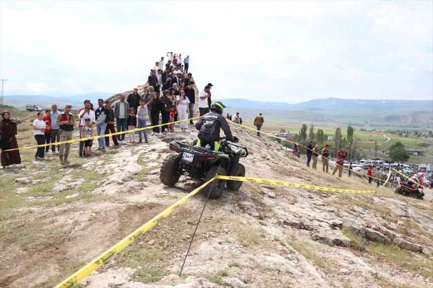 Ağrı'daki ATV yarışında sporcu, kayalık parkurda seyircilerin ilgisiyle ilerledi.