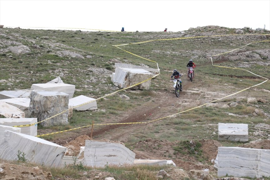 Enduro sporcuları, taş blokların arasından geçen zorlu Ağrı parkurunda yarıştı.
