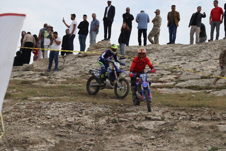 Enduro sporcuları, Ağrı'daki kayalık parkurda izleyicilerin önünden geçerek yarıştı.