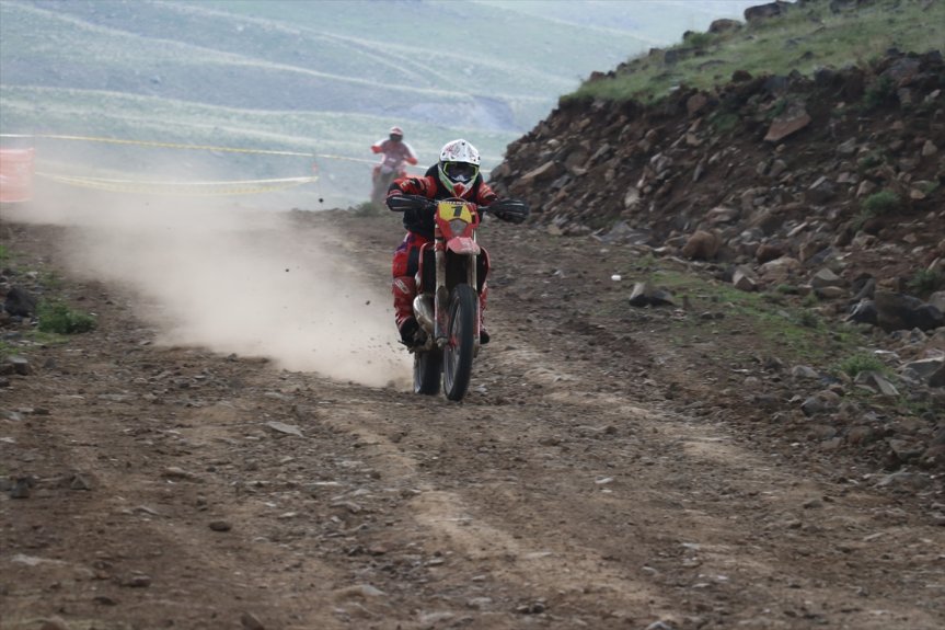 Ağrı'daki enduro yarışında sporcu, tozlu dağ yolunda yüksek tempoyla ilerledi.