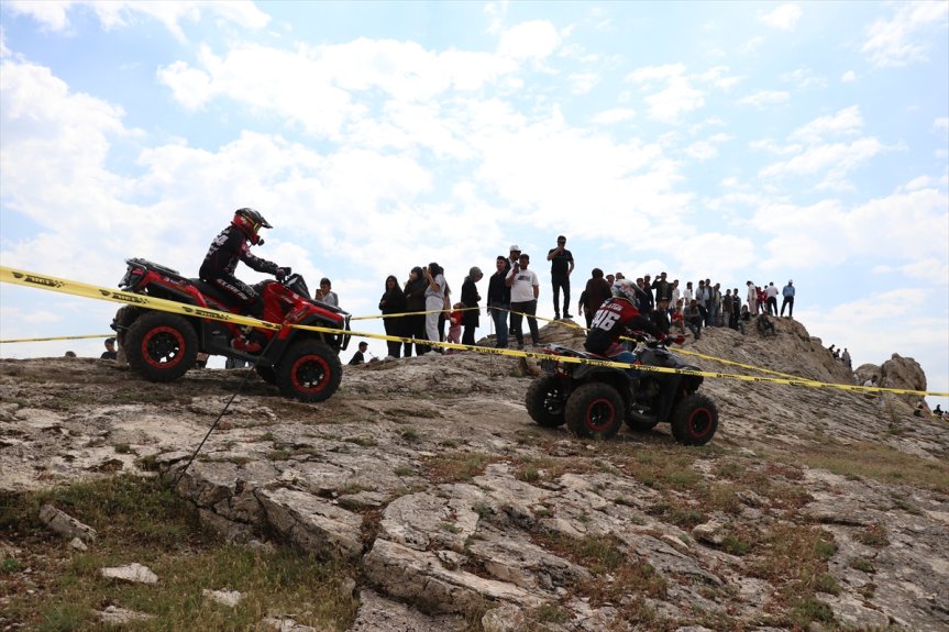 ATV sporcuları kayalık parkurda seyircilerin ilgisiyle zorlu etabı geçti.