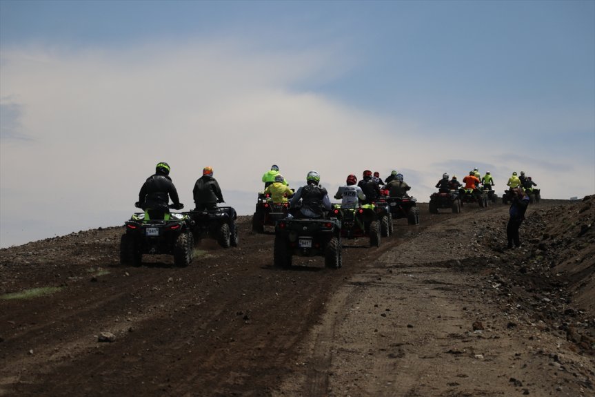 ATV sporcuları Ağrı'nın dağ yollarında grup halinde yarış parkuruna ilerledi.