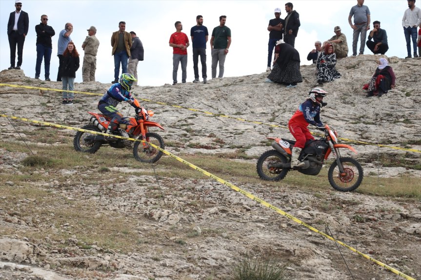 Enduro yarışçıları Ağrı'daki doğal kayalık etapta izleyiciler eşliğinde yarıştı.
