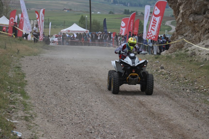 ATV sporcusu, Ağrı'daki tozlu parkurda organizasyon bayrakları arasından geçti.