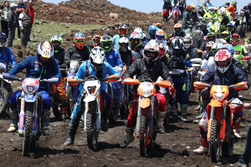 Ağrı'daki şampiyonada enduro sporcuları start öncesi toplu halde hazır bekledi.