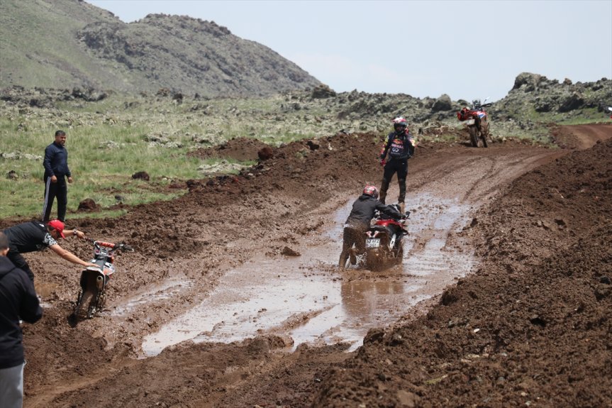 Ağrı'daki çamurlu parkur, enduro sporcularına zorlu anlar yaşattı.