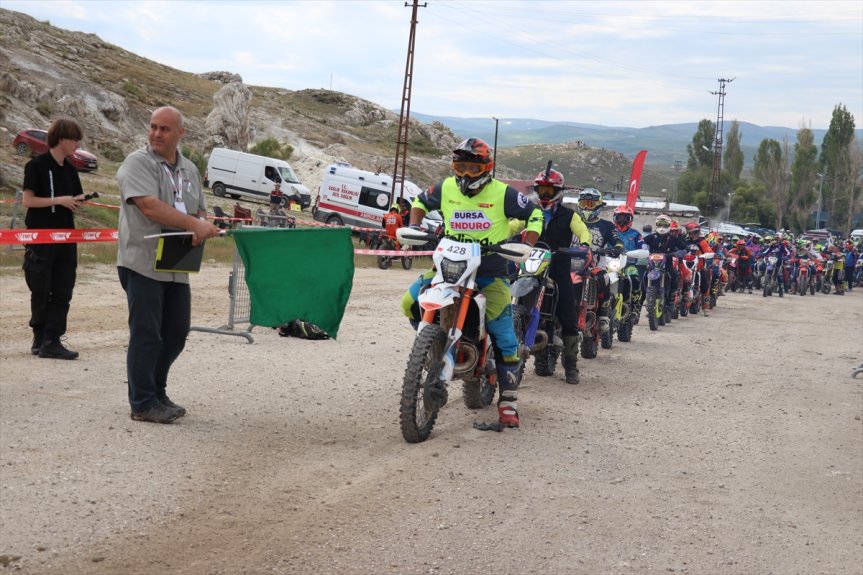 Sporcular, Ağrı'daki enduro etabında yeşil bayrakla start için sıraya geçti.