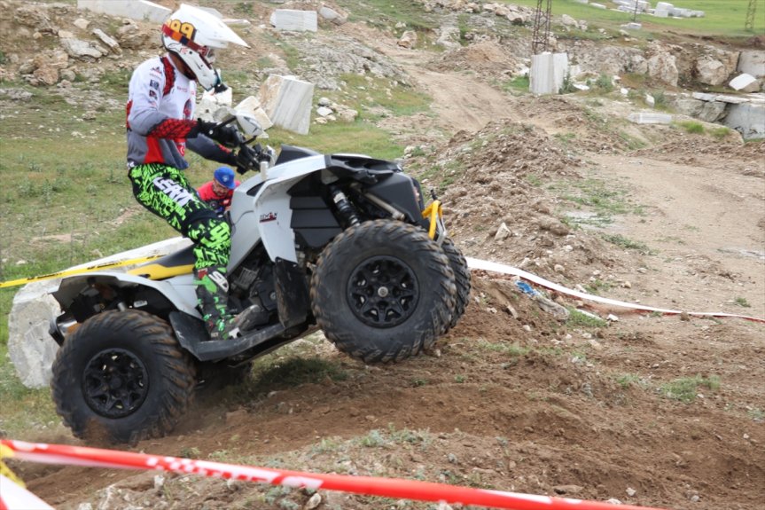 Ağrı'daki ATV yarışında sporcu, engebeli parkurda etkileyici bir geçiş yaptı.
