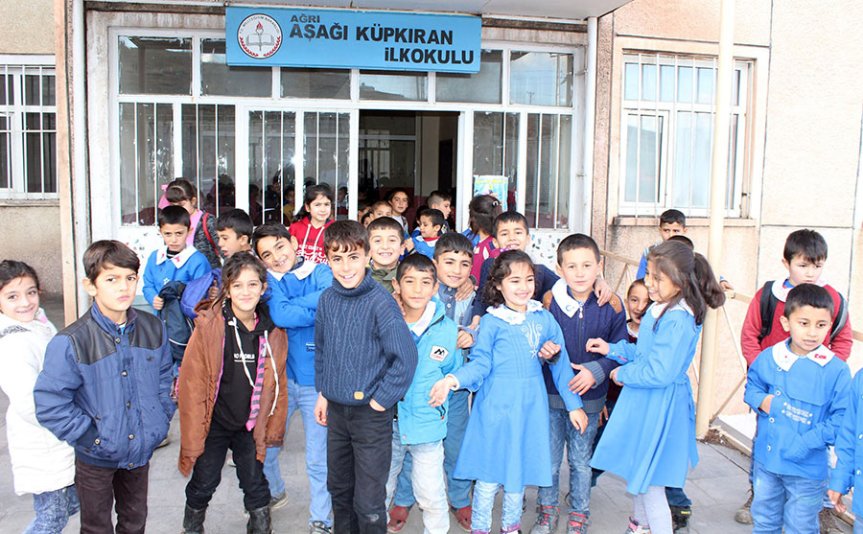 Ağrı Aşağı Küpkıran İlköğretim Okulunda Cem Adrian Kütüphanesi Açıldı