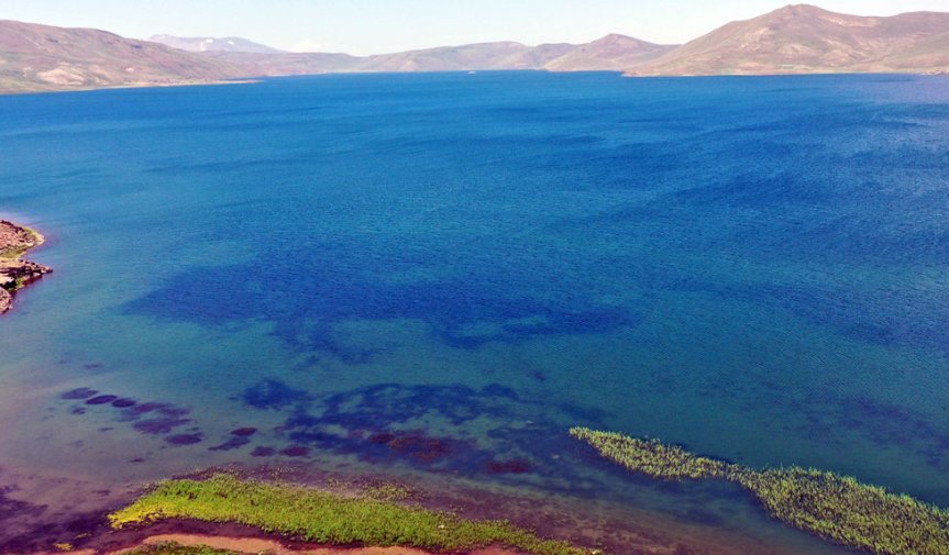 Yüksek rakımlı Balık Gölü'nün geniş su yüzeyi, yaz aylarında sakin ve serin bir atmosfer oluşturuyor.