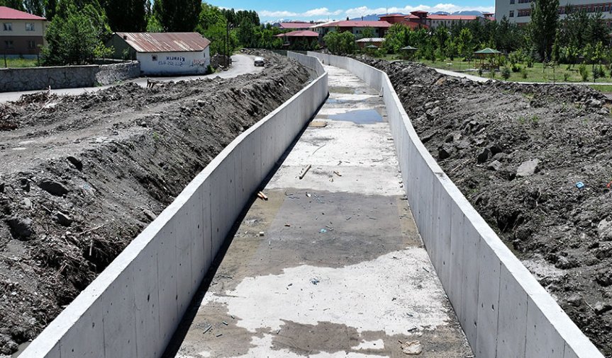 Betonarme taşkın kontrol kanalı, Ağrı'daki yerleşimlerin güvenliğini artırmak için inşa ediliyor.