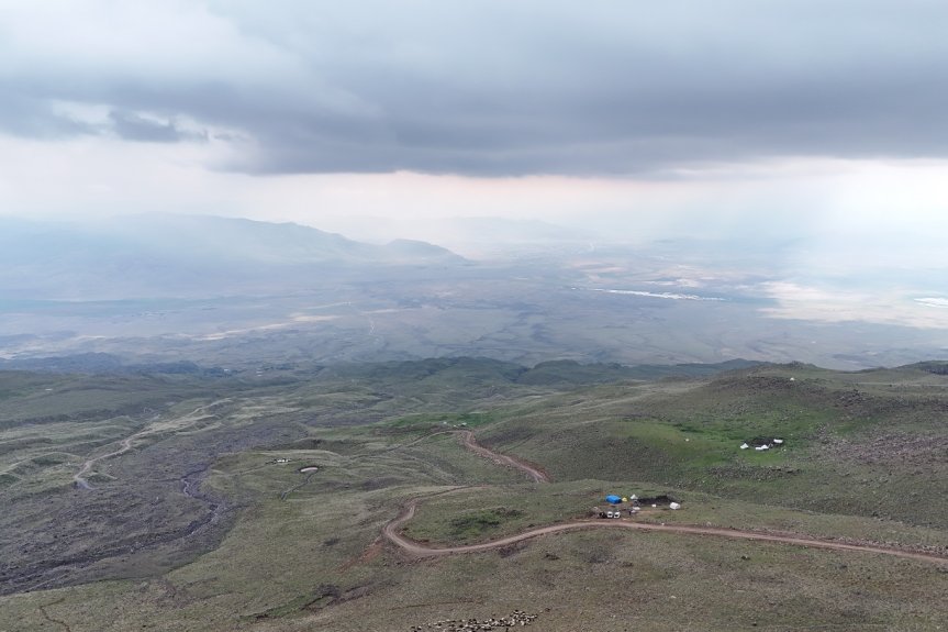 Sisli havada uzanan dağ yolu ve küçük kamp alanı, Ağrı Dağı'ndaki yüksek rakım atmosferini yansıtıyor.