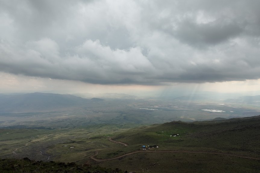 Ağrı Dağı çevresinde aniden bastıran bulutlar, geniş vadi üzerinde etkileyici bir atmosfer oluşturuyor.