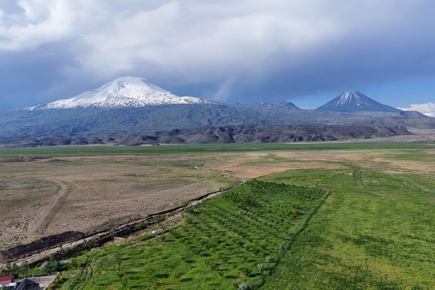 Ağrı Dağı ve Küçük Ağrı Dağı, geniş ovalar ve yeşil tarlalarla birlikte kartpostallık bir manzara sunuyor.