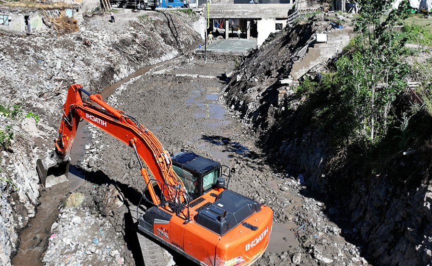 Ağrı'daki taşkın kontrol sahasında dere yatağı kazısı ve betonarme yapı çalışmaları devam ediyor.