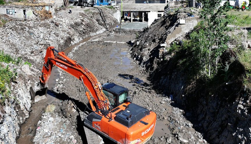 DSİ ekipleri, Ağrı'daki dere yatağında kazı ve betonlama çalışmalarını sürdürüyor.