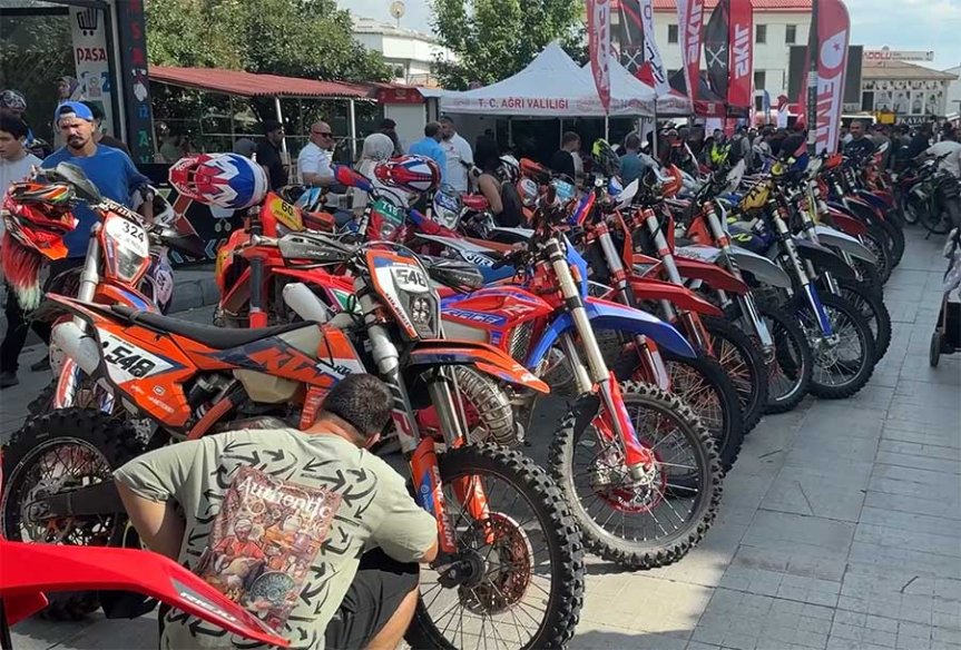 Ağrı'da şampiyona öncesi enduro motosikletleri Cumhuriyet Caddesi'nde sergilendi.