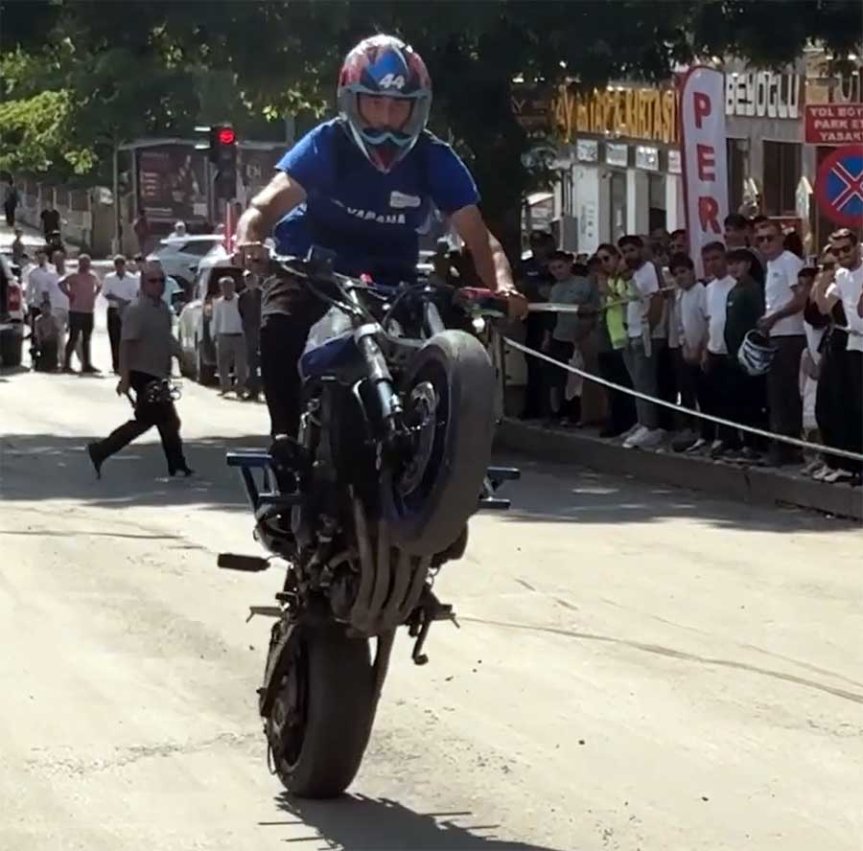 Enduro sporcusunun tek teker gösterisi, Ağrı'daki izleyiciler tarafından ilgiyle takip edildi.