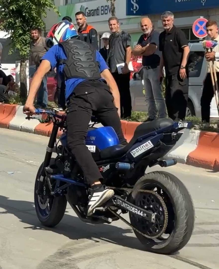 Ağrı'da düzenlenen motosiklet etkinliğinde sporcular, vatandaşların yoğun ilgisiyle karşılandı.