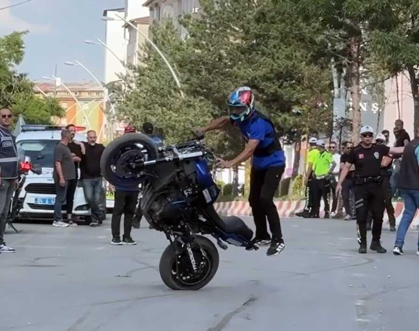 Motosiklet akrobasi gösterisinde sporcu, izleyicilere heyecan dolu anlar yaşattı.