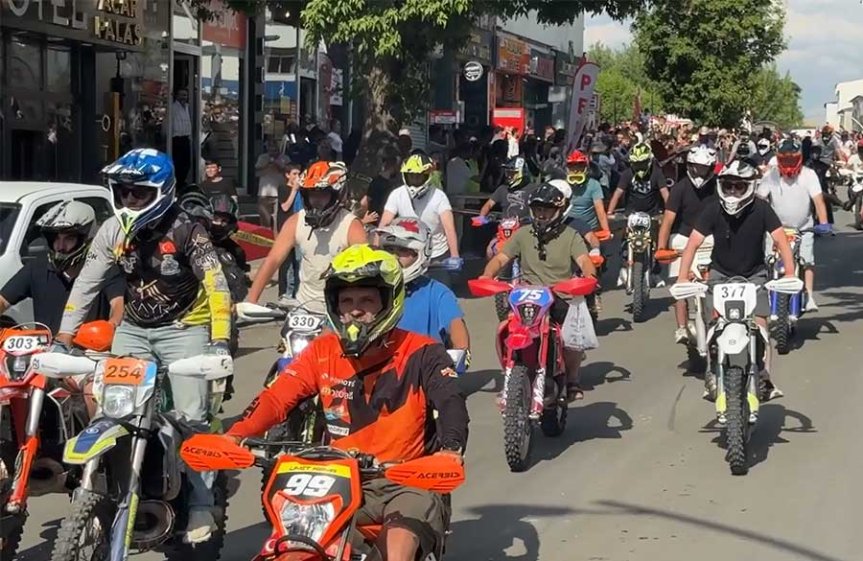 120'den fazla enduro ve ATV sporcusu, Ağrı şehir merkezinde düzenlenen korteje katıldı.