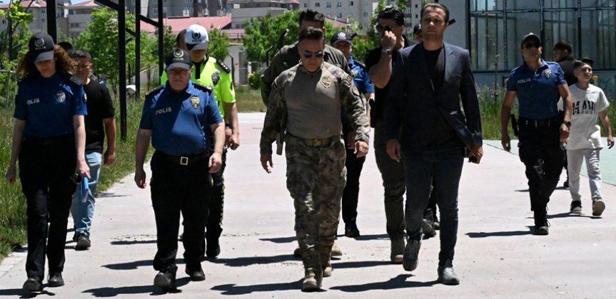 Ağrı Millet Bahçesi çevresinde yapılan asayiş kontrolünde polis ekipleri görev aldı.