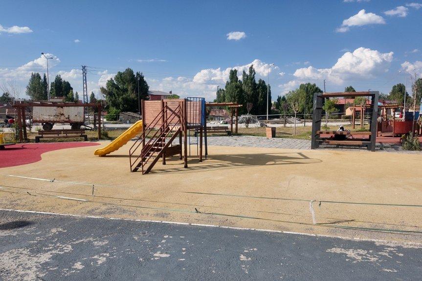 Çocuk parkındaki oyun grupları kullanılırken çevredeki bakım ve temizlik eksiklikleri dikkat çekiyor.