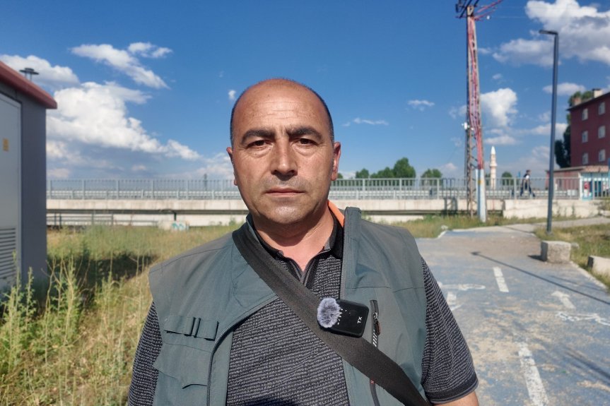 Mahalle sakini, nehir çevresinin eskiye göre iyileştiğini ancak projenin tamamlanması gerektiğini söyledi.