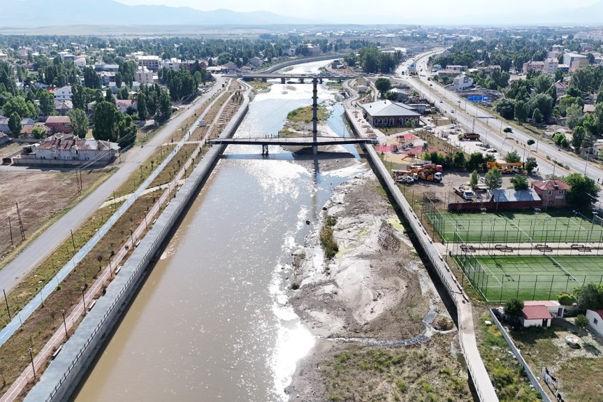 Yaya köprüsü, spor sahaları ve yürüyüş yollarını kapsayan rekreasyon projesi drone ile görüntülendi.