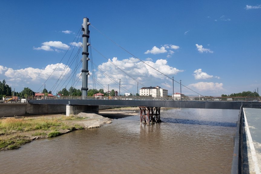 Rekreasyon projesi kapsamında Murat Nehri üzerine inşa edilen yaya köprüsü bölgenin iki yakasını birleştiriyor.