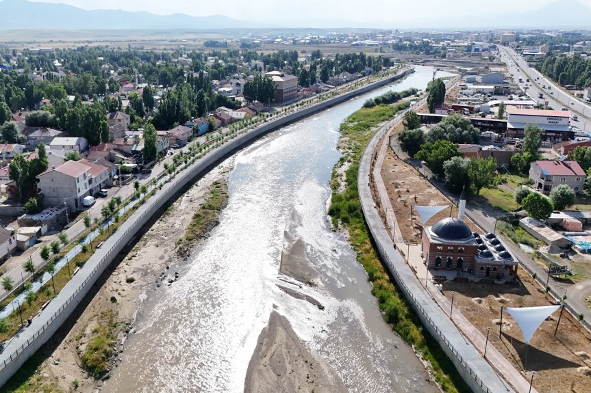 Murat Nehri boyunca uzanan yürüyüş yolları, yerleşim alanları ve cami drone ile görüntülendi.