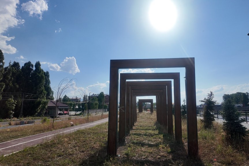 Park içinde görsel amaçla yerleştirilen ahşap çerçeveler, kuruyan çevre düzenlemesinin ortasında kaldı.